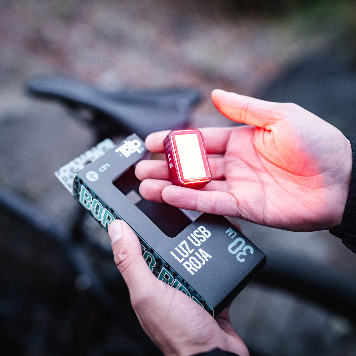 LUZ TRASERA USB TRIP CITY 30 LM